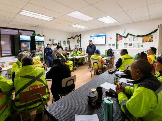 Piloto de Alfabetización Digital fortalece la autonomía tecnológica de más de 90 trabajadores y trabajadoras de la construcción